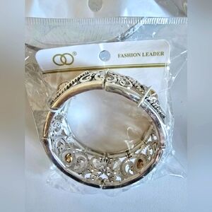 ⭐️ Fashion Leader, Fashion Stretchy Silver Tone Bracelet, Costume Jewelry - READ